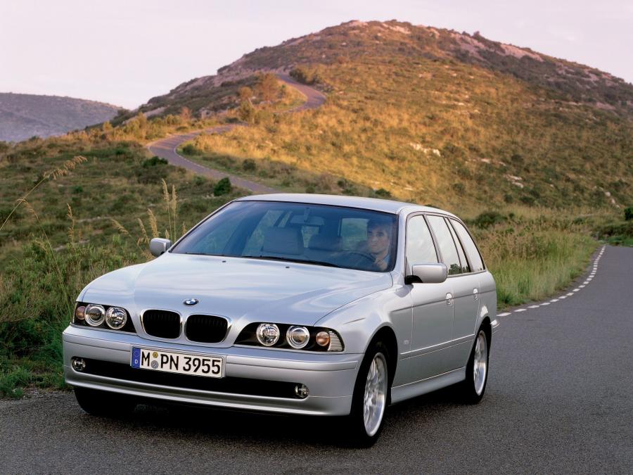  BMW 530i Touring 2000 года  (фото 1 из 2)